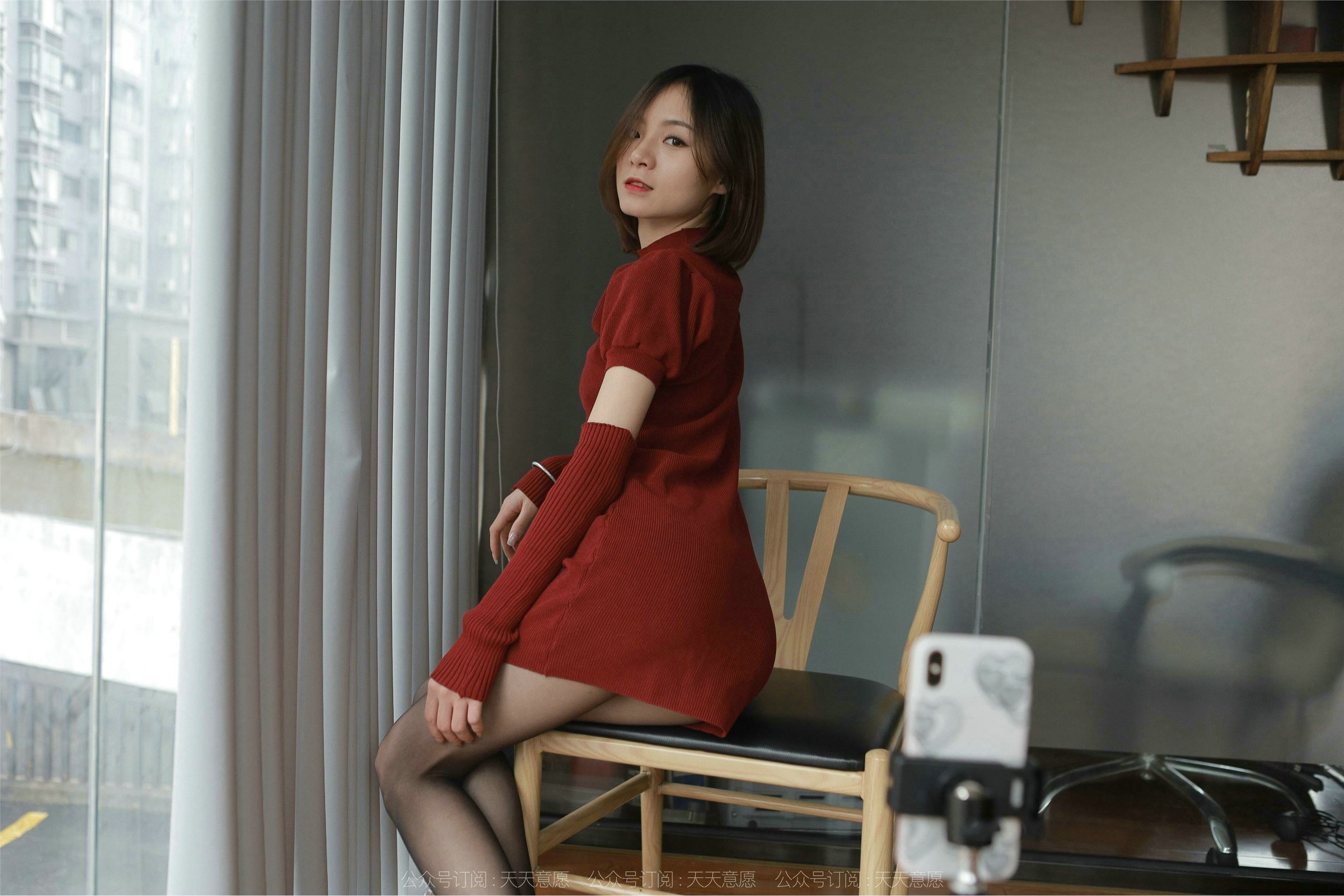 IESS异思趣向  2022.03.09 丝享家1023：小六《红裙嘿丝自拍》